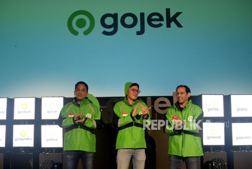 Founder dan CEO Gojek Grup Nadiem Makarim (kanan), Co-Founder Gojek Kevin Aluwi (tengah), dan Presiden Gojek Grup Andre Soelistyo (kiri) saat peresmian logo baru Gojek di Jakarta, Senin (22/7).