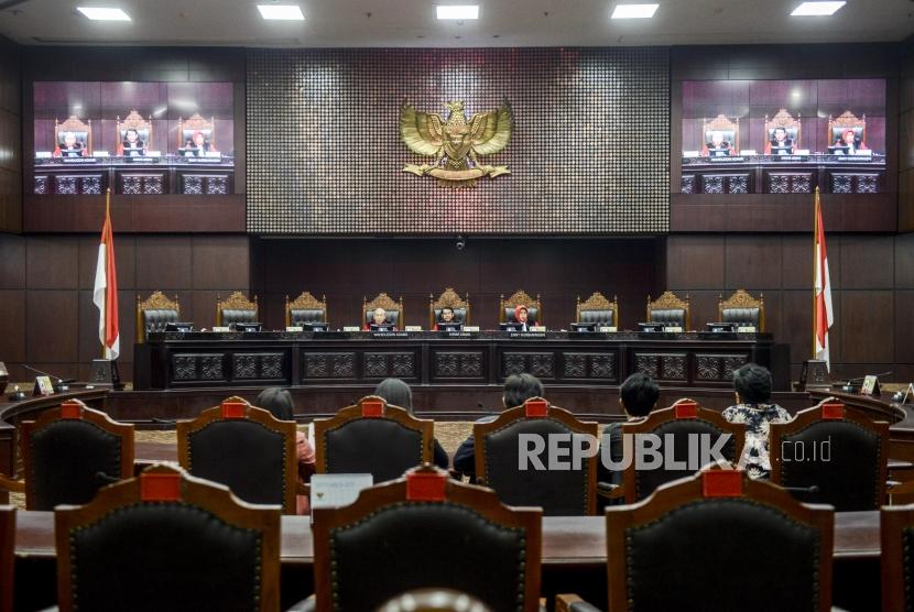 Suasana sidang perdana uji materi UU KPK di Gedung Mahkamah Konstitusi, Jakarta, Senin (30/9).