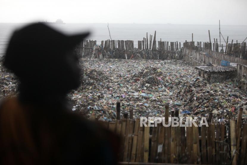 Kondisi sampah yang menumpuk di Muara Angke, Jakarta, Sabtu (17/3).