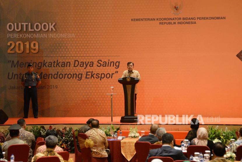 Wakil Presiden Jusuf Kalla memberikan sambutan pada acara outlook perekonomian Indonesia 2019 di Jakarta, Selasa (8/1).
