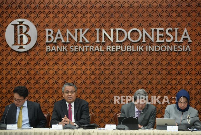 Gubernur Bank Indonesia Perry Warjiyo menyampaikan konferensi pers hasil Rapat Dewan Gubernur di kantor Bank Indonesia, Jakarta, Kamis (16/5).