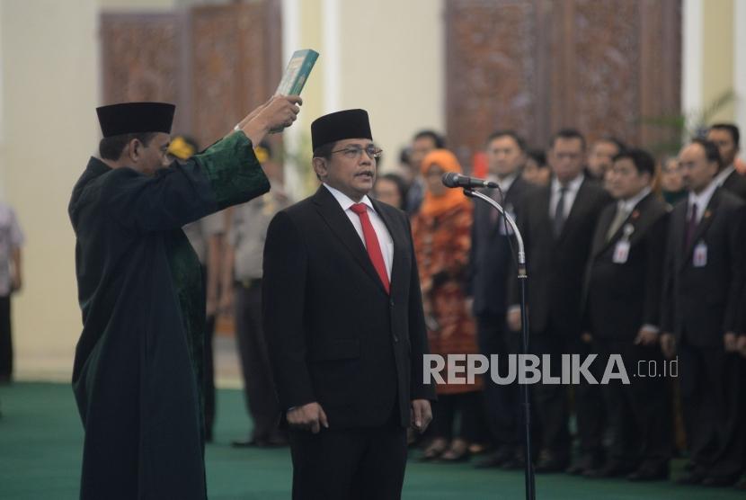 Sekjen DPR RI yang baru Indra Iskandar mengucapkan sumpah jabatan pada acara pelantikan sekjen DPR di Gedung Nusantara IV, Kompleks Parlemen, Senayan, Jakarta, Selasa (22/5).