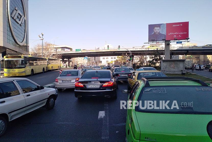 Peneliti Ungkap Kelemahan Iran. Foto: Macet. Arus lalu-lintas kendaraan di pusat Kota Teheran, Iran kerap mengalami kemacetan pada jam-jam sibuk. Kemacetan lalu-lintas kendaraan utamanya terjadi mulai pukul 10.00 hingga pukul 21.00 waktu setempat. 