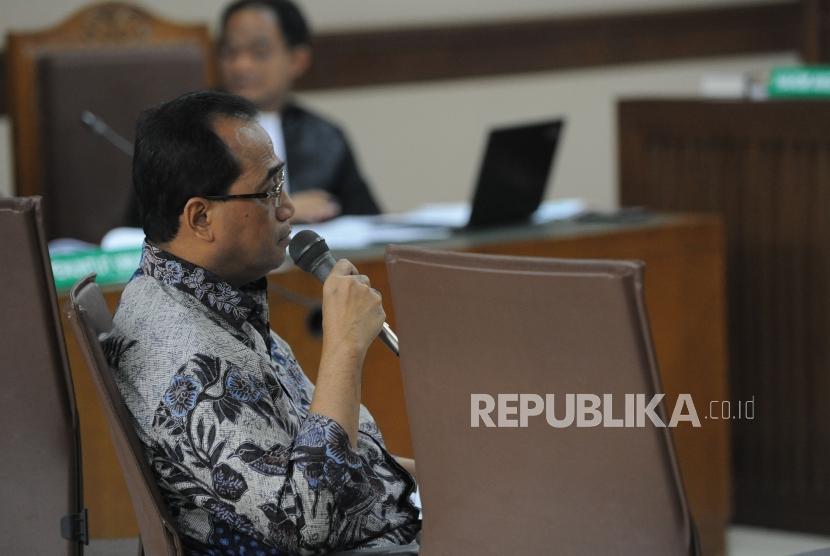 Menteri Perhubungan Budi Karya Sumadi  menyampaikan keterangan saat menjadi saksi dalam sidang lanjutan kasus suap proyek pada Kementerian Perhubungan dengan terdakwa mantan Dirjen Hubla Antonius Tonny Budiono  di Pengadilan Tipikor, Jakarta, Rabu (28/3).