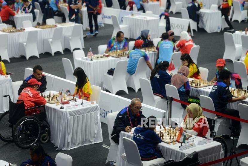 Suasana pertandingan catur Asian Para Games 2018 di Gelanggang Olahraga Cempaka Putih, Jakarta, Jumat (12/10).