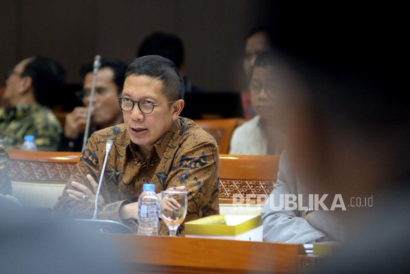 Menteri Agama Lukman Hakim Saifuddin menyampaikan materi pada rapat kerja dengan Komisi VIII DPR di Kompleks Parlemen, Senayan, Jakarta, Kamis (5/9).