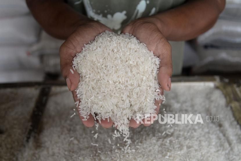 Pedagang menunjukan beras premium di salah satu agen penjual beras di Pasar Palmerah, Jakarta, Kamis (1/2).