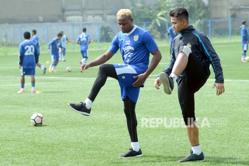 Victor Igbonefo (kiri) berlatih untuk memulihkan kakinya yang cedera saat latihan Persib.