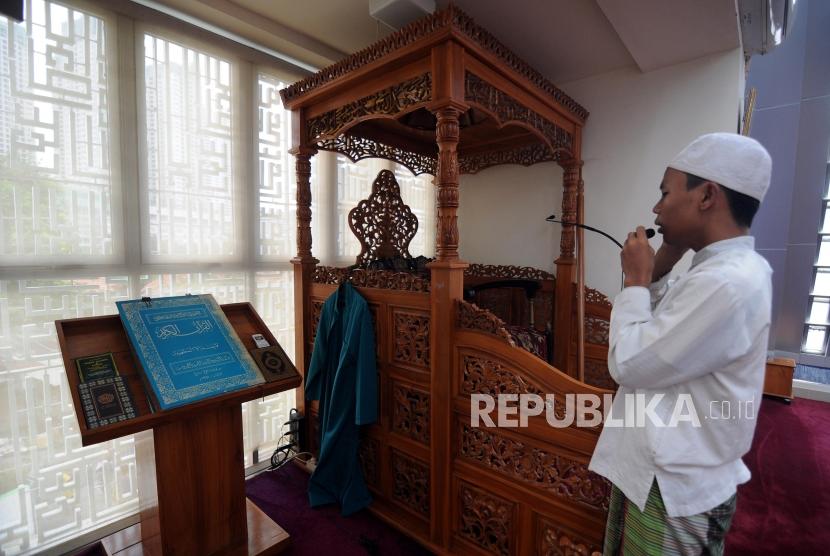 Seorang Muadzin saat mengumandangkan adzan di Masjid Jami'e Darussalam, Tanah Abang, Jakarta Pusat, Ahad (7/1).