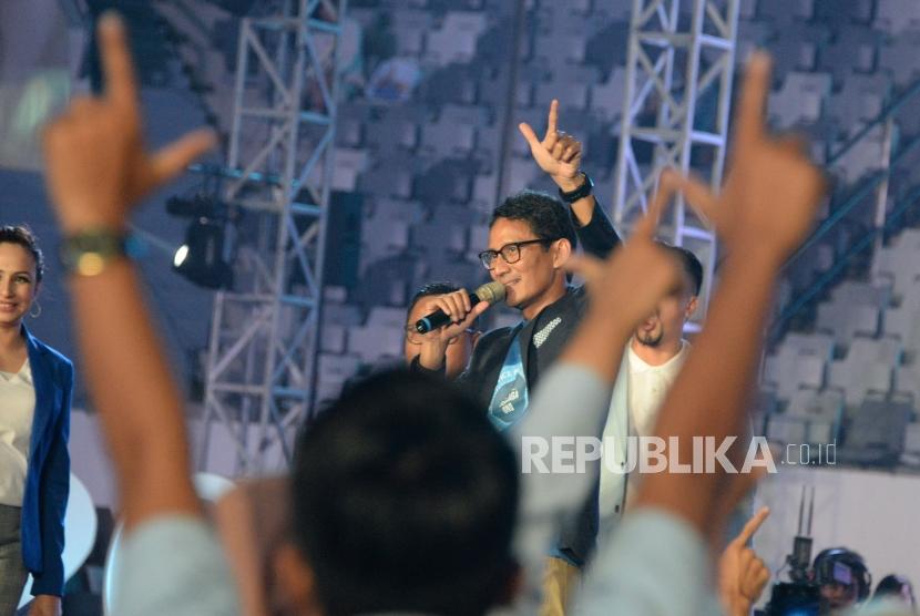 Pengusaha yang juga calon wakil presiden nomor urut 02 Sandiaga Uno menyampaikan pidatonya pada acara Indonesia Young Entrepreneur Summit (YES) 2019 di Istora Senayan, Jakarta, Rabu (10/4).