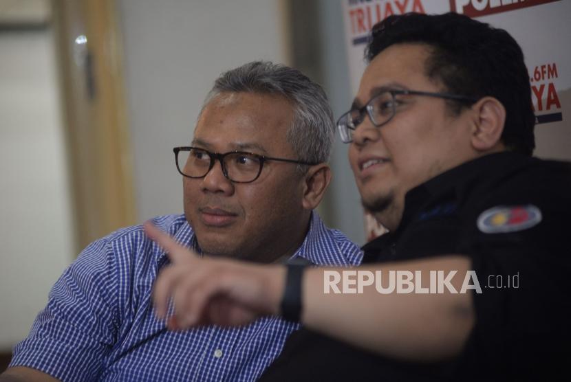 Ketua KPU Arief Budiman berbincang dengan Anggota Bawaslu Rahmat Bagja dalam diskusi Polemik di Jakarta, Sabtu (5/5).