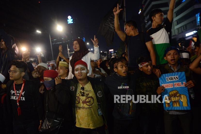 Sejumlah massa aksi saat menggelar unjuk rasa di Jalan MH Thamrin, Jakarta, Rabu (22/5).
