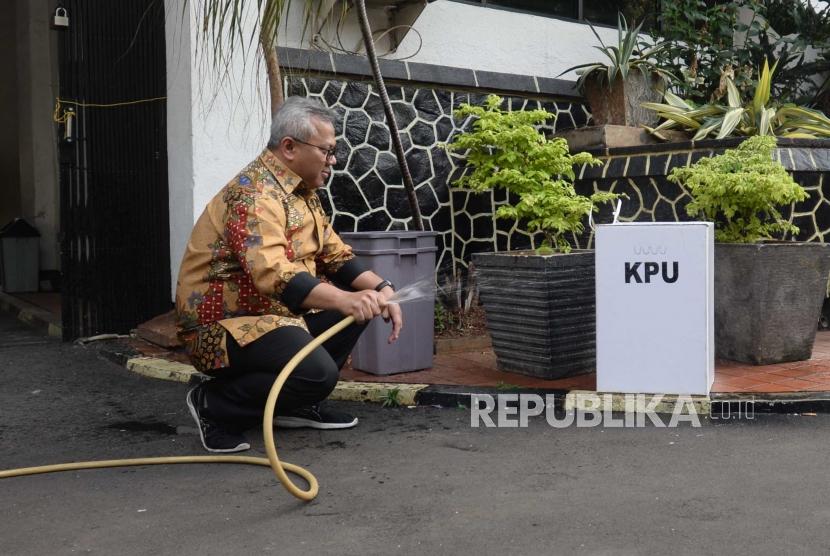 Ketua KPU  Arief Budiman memberikan penjelasan dan pengujian kotak suara berbahan duplek/ kardus di  kantor KPU, Jakarta, Senin (17/12).