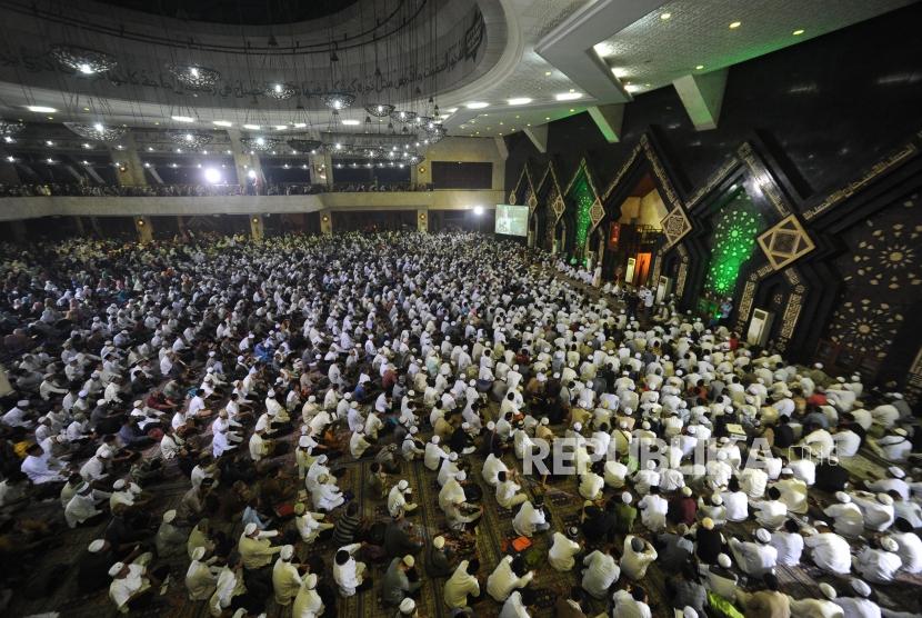 Dzikir Nasional 2017. Ribuan Jamaah mengikuti Szikir Nasional di Masjid At-tin, Jakarta, Ahad(31/12).