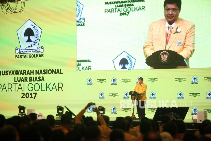Ketua Umum Partai Golkar Airlangga Hartarto memberikan sambutan saat pembukaan Musyawarah Nasional Luar Biasa (Munaslub) Partai Golkar di Jakarta Convention Center, Jakarta, Senin (18/12).