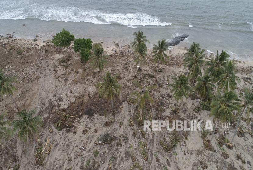 Suasana dampak kerusakan pasca bencana Tsunami di Kawasan Tanjung Lesung, Banten, Selasa (25/12).