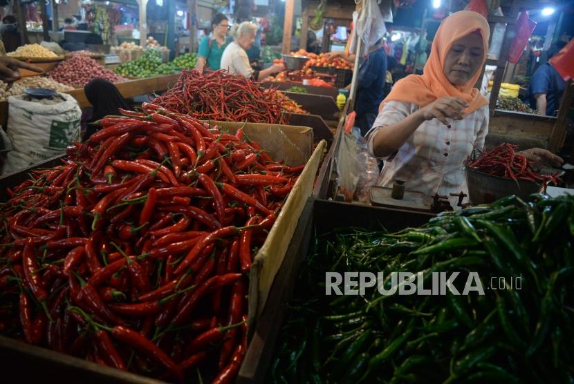 Pedagang cabai melayani pembeli di Pasar Senen, Jakarta, Senin (8/7).