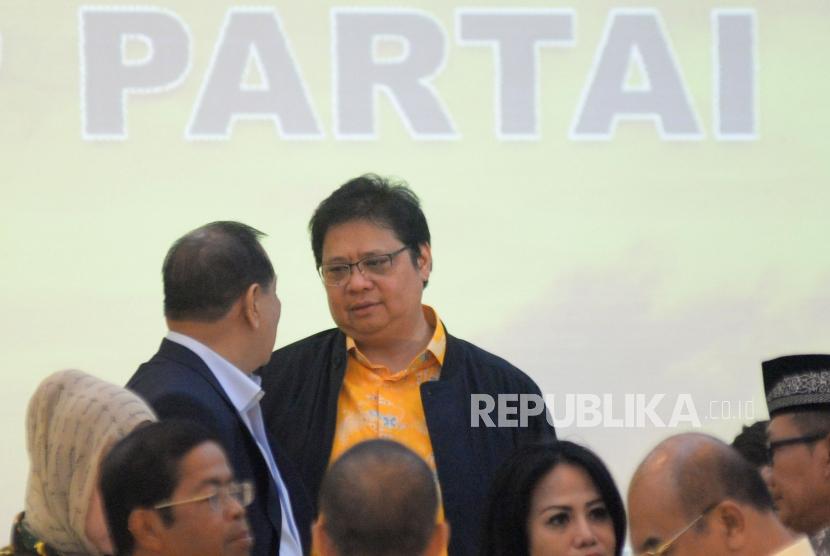 Menteri Perindustrian yang juga kader Golkar Airlangga Hartarto (kanan) menghadiri rapat pleno di kantor DPP Partai Golkar, Jakarta, Selasa (21/11).