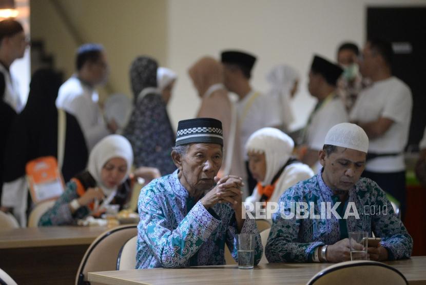 Jemaah calon haji kloter pertama DKI Jakarta beraktivitas di Asrama Haji Embarkasi Jakarta, di Pondok Gede, Jakarta.