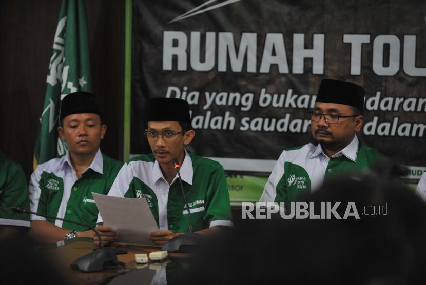 Ketua GP Ansor, Yaqut Cholil Qoumas (kanan)  bersama Sekjen GP Ansor, Abdul Rochman (tengah )  memberikan keterangan kepada media terkait pembakaran bendera HTI di DPP GP Ansor, Jakarta, Rabu (24/10).