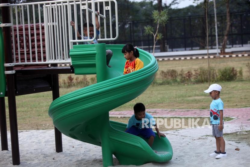 Sejumlah anak bermain di area Taman Anak Lapangan Banteng, Jakarta, Kamis (12/7).