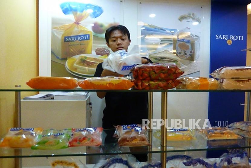 Seorang pekerja tengah menata dagangannya di sebuah gerai Sari Roti di Jakarta, Rabu (23/3). PT Nippon Indosari Corpindo Tbk (ROTI) mencatatkan kinerja yang baik di tengah pandemi Covid-19. 