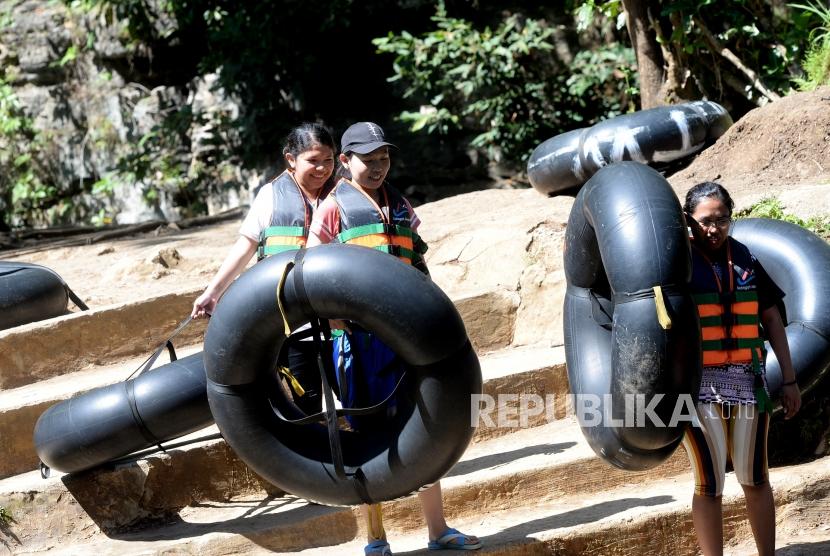 River tubing di Goa Pindul. Meski wisatawan padat di libur Natal dan Tahun Baru, realisasi pendapatan retribusi wisata di Kab Gunung Kidul masih meleset dari target. 