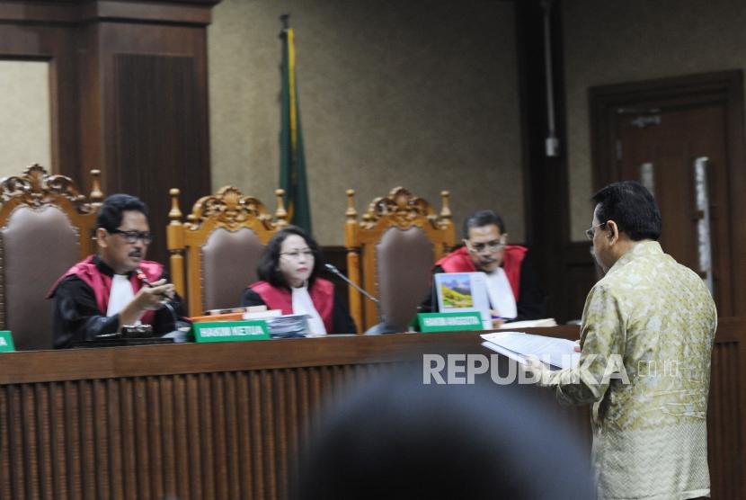 Terdakwa kasus korupsi KTP Elektronik Setya Novanto  memberikan bukti pengembalian uang ke KPK dalam sidang lanjutan di Pengadilan Tipikor, Jakarta, Kamis (22/3).