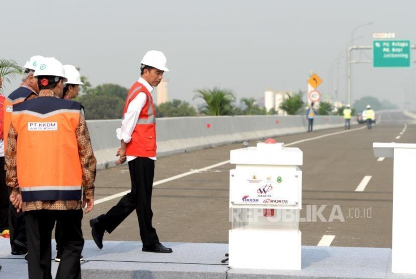 Inauguration of Becakayu Toll Road. President Joko Widodo (center) along with ministers and regional heads inaugurated the use of Bekasi-Cawang-Kampung Melayu Toll Road (Becakayu) in Bekasi, West Java, Friday (Nov 3).