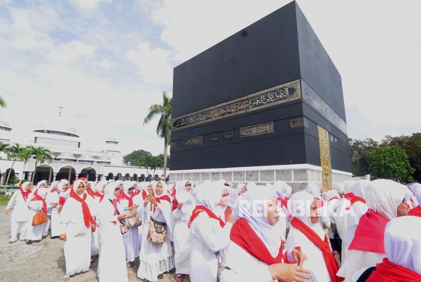 Sejumlah warga mengikuti kegiatan manasik haji di Asrama Haji Pondok gede, Jakarta. 