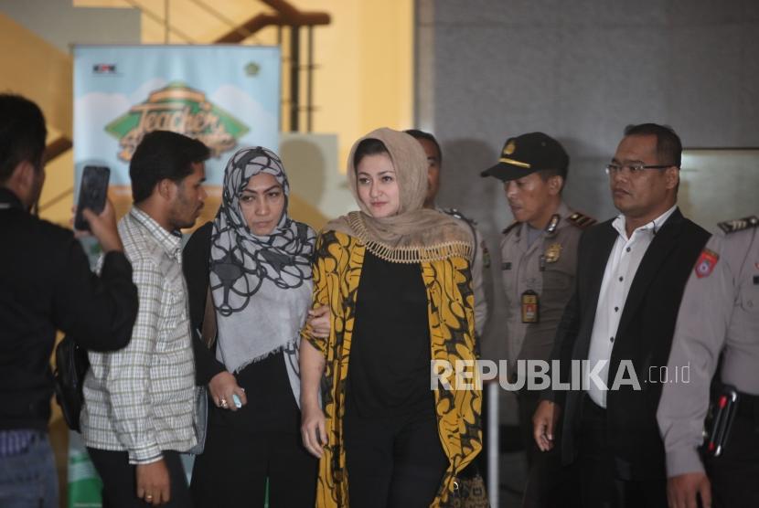 Istri Ketua DPR Setya Novanto, Deisti Astriani Tagor (tengah) berjalan seusai menjalani pemeriksaan di Gedung KPK, Jakarta, Senin (20/11).