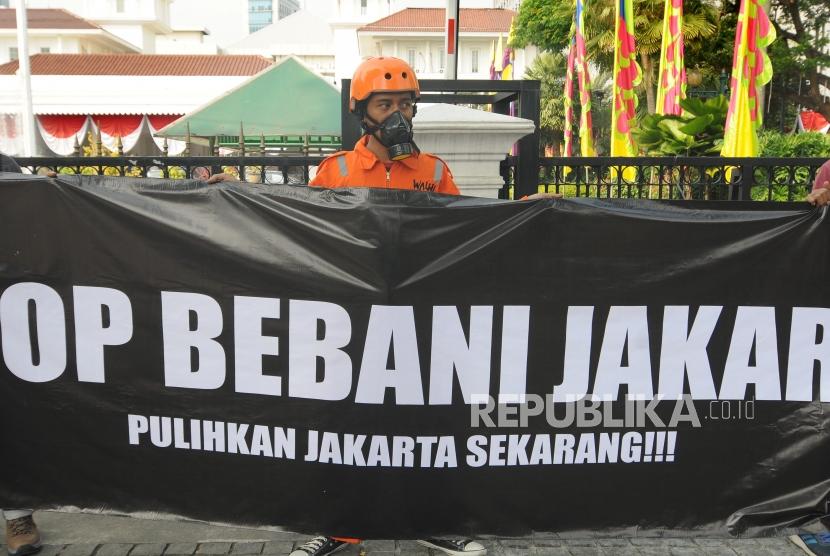 Aksi Tolak Reklamasi di Balai Kota. Aktivis dari Walhi (Wahana Lingkungan Hidup Indonesia) membentangkan poster saat aksi di depan Balai Kota, Jakarta Pusat, Jum'at (5/7).