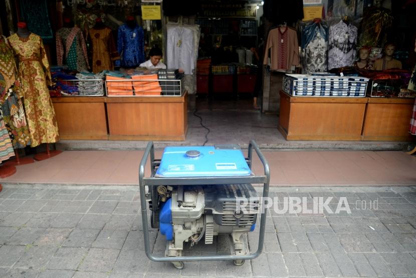 Sebuah toko mengunakan genset ketika mengalami pemadaman listrik, Jakarta, Senin (5/8).