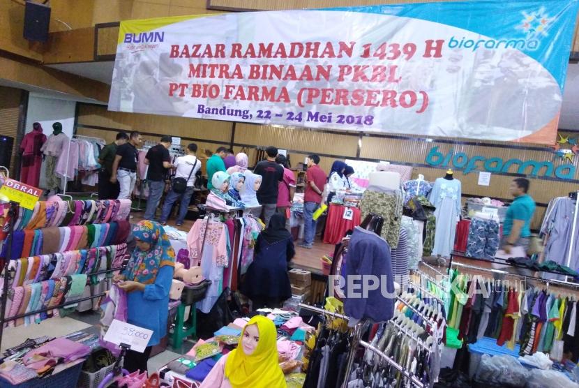 Pengunjung memilih barang pada Bazar Ramadhan 1439 H di Aula Biofarma, Kota Bandung, Kamis (24/8). (ilustrasi)
