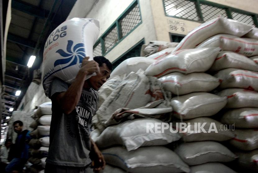 Harga Beras Masih Tinggi. Pekerja memindahkan beras di Pasar Induk Beras Cipinang, Jakarta, Rabu (24/1).