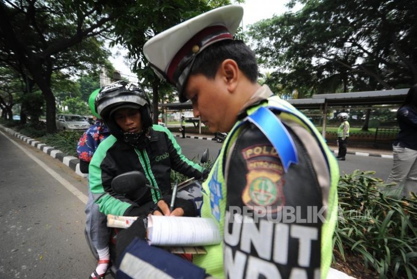 Operasi Zebra. Anggota Kepolsian Satlantas Polda Metro Jaya menindak pengendara kendaraan roda dua yang melakukan pelanggaran dengan memasuki jalur cepat di jalan Letdjen Suprapto, Jakarta, Rabu (11/01).