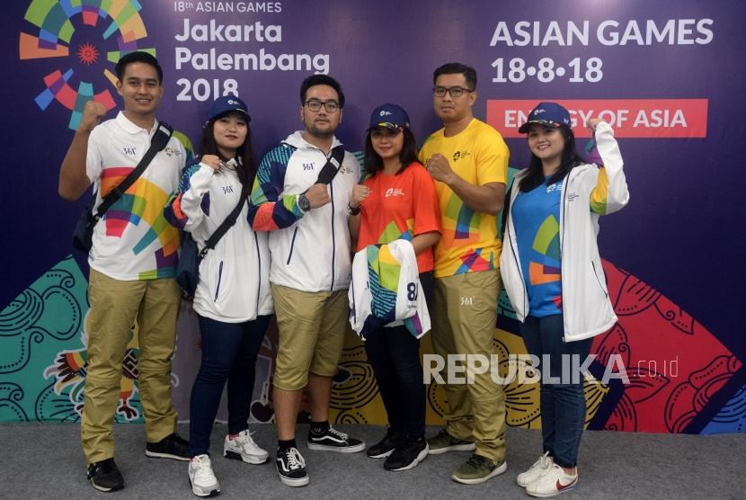 Relawan dengan mengunakan seragam volunteer ASEAN Games 2018 berfoto pada  acara peluncuran portal volunteer ASIAN Games 2018 untuk Games Times dan pengenalan seragam volunteer di Markas INASGOC, Jakarta, Kamis (18/1).