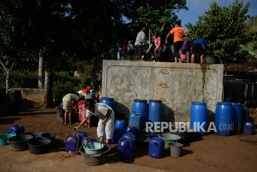 Kesulitan Air Bersih. Warga mengambil air saat pengiriman air bersih dengan tangki (Ilustrasi)