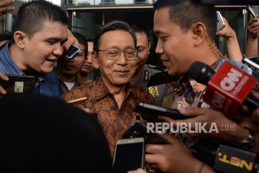 Wakil Presiden ke-11 Boediono usai menjalani pemeriksaan di gedung KPK, Jakarta, Kamis(28/12).