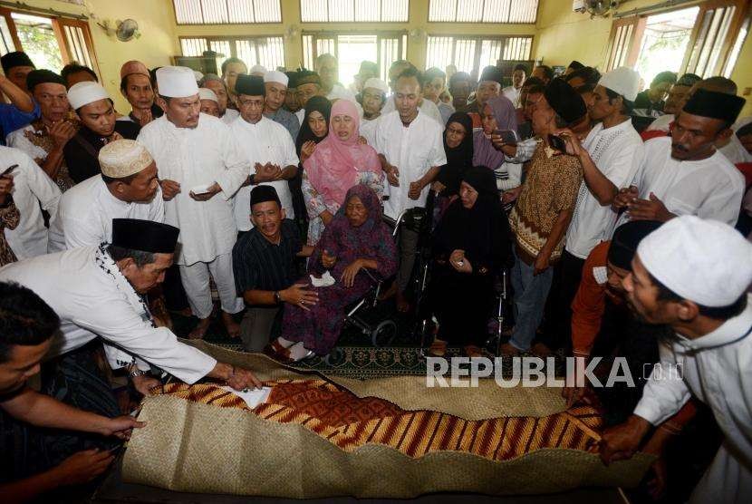 Istri almarhum salah satu pendiri Partai Keadilan Sejahtera Yusuf Supendi, Umi Widhiyani (keempat kanan) menangis usai pelaksanaan shalat jenazah di Pekayon, Pasar Rebo, Jakarta Timur, Jumat (3/8).