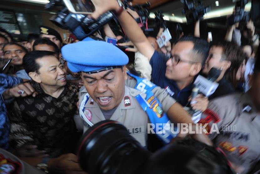  Terdakwa kasus tindak pidana korupsi KTP Elektronik Setya Novanto tersenyum usai mengikuti  sidang lanjutan  dengan agenda putusan sela  di TIPIKOR, Jakarta, Kamis (4/1).