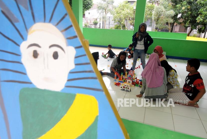 Anak-anak bermain lego di Ruang Publik Terpadu Ramah Anak (RPTRA) Taman Sawo, Kebayoran Baru, Jakarta, Ahad (18/2).
