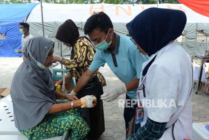 Petugas mengobati warga korban bencana alam gempa bumi dan tsunami dirawat di RSUD Undata, Palu, Sulawesi Tengah, Kamis (4/10).