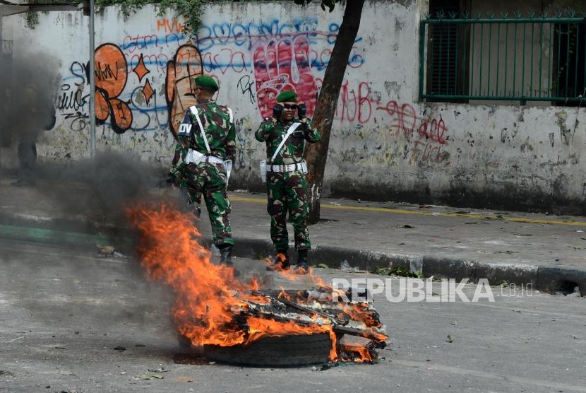 Sejumlah anggota TNI datang untuk menenangkan massa di Jalan Jatibaru Raya, Tanah Abang, Jakarta, Rabu (22/5).