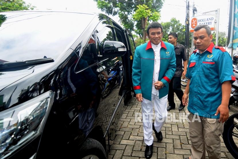 Ketua Umum Partai Idaman Rhoma Irama saat tiba di Kantor DPP Partai Idaman, Jakarta, Selasa (16/1).