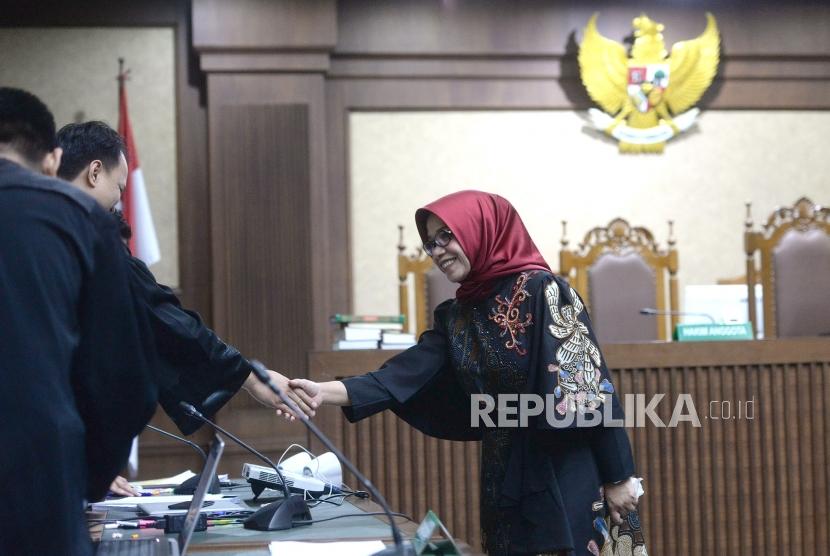 Setnov Meminta Proyek PLN. Terdakwa kasus proyek PLTU-1 Eni Maulani Saragih berjabat dengan JPU usai menjalani persidangan lanjutan di Pengadilan Tipikor, Jakarta, Selasa (22/1/2019).