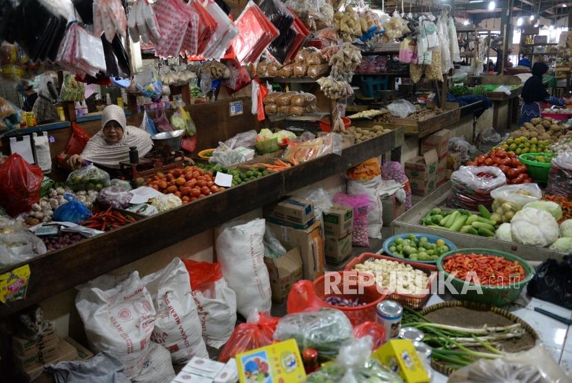 Pedagang menata bahan makanan di Pasar Rumput, Jakarta, Senin (3/12).