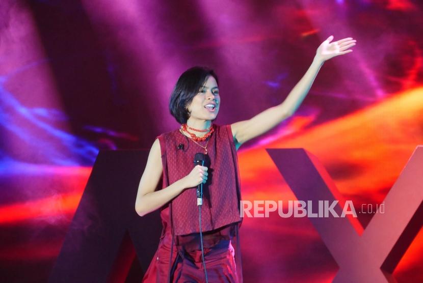 Penyanyi Eva Celia menggelar konser streaming di akun Instagram Resso Indonesia pada Ahad (29/2) malam.