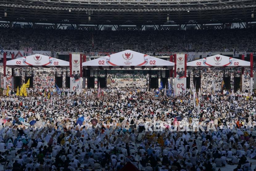 Sejumlah massa simpatisan memadati area kampanye akbar calon presiden dan calon wakil presiden nomor urut 02, Prabowo Subianto dan Sandiaga Uno di Gelora Bung Karno (GBK), Senayan, Jakarta, Minggu (7/4).