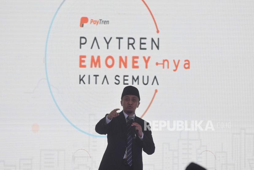  Pendiri Paytren Ustaz Yusuf Mansur memberikan sambutan  dalam acara peluncuran uang elektronik paytren dii Tangerang, Banten, Jumat (1/6).